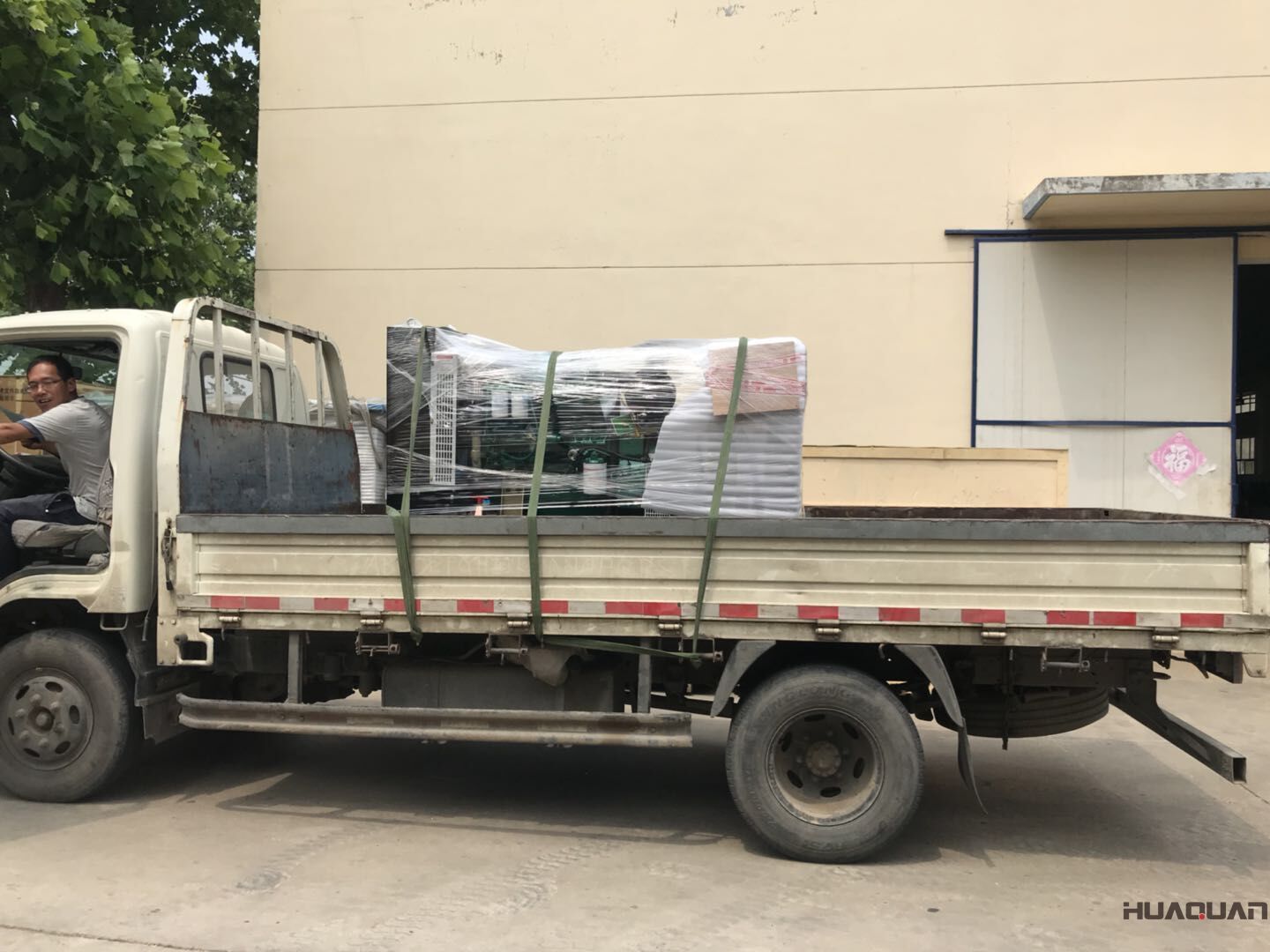 一臺(tái)50kw移動(dòng)拖車柴油發(fā)電機(jī)組于8月10日順利發(fā)往吉林省