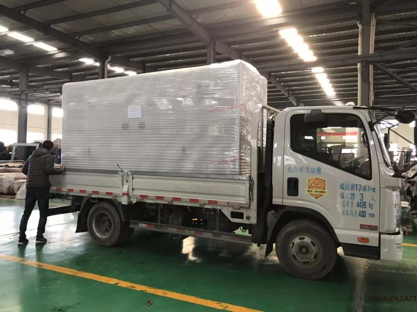 一臺200kw箱式四保護柴油發(fā)電機組于11月10日從華全動力成功發(fā)往山東省