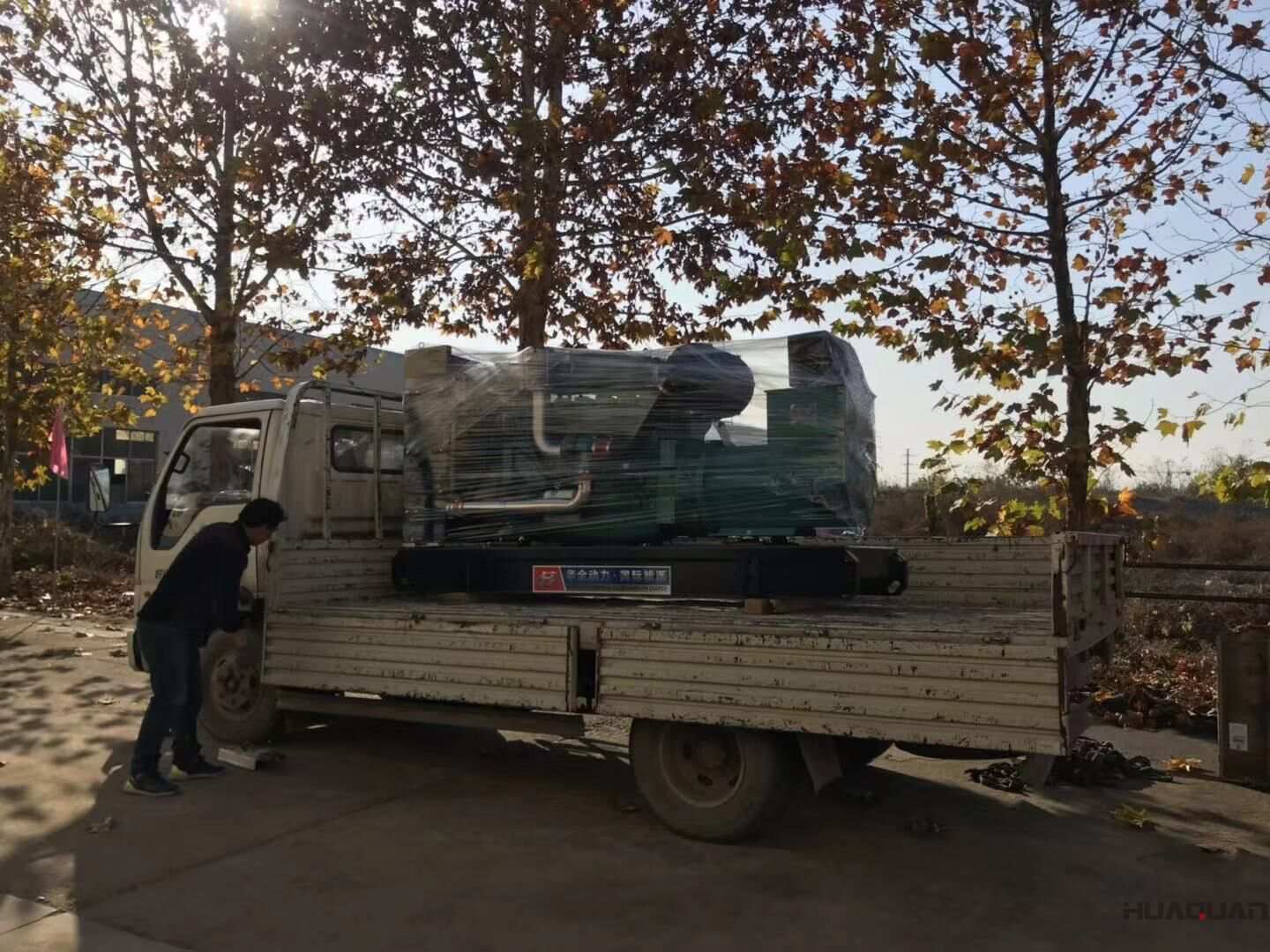 11月13日，河南陳先生從華全動力采購了一臺230kw標配柴油發電機組，現在已經順利發往目的地