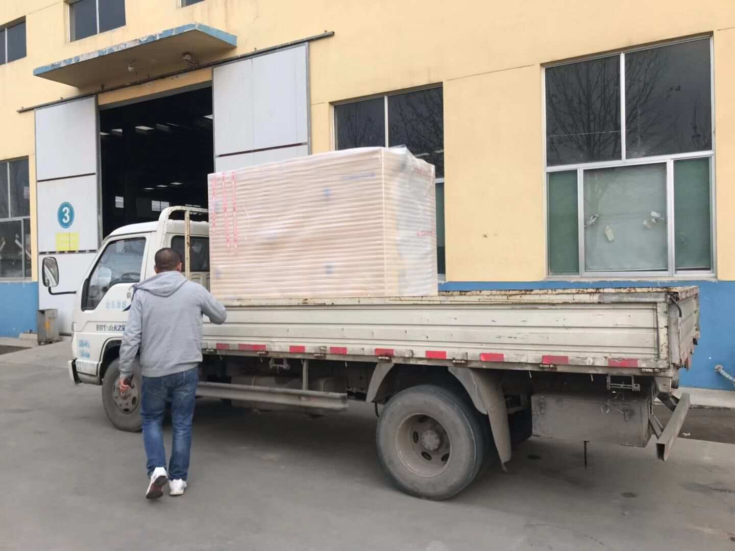 山東省郭先生從華全動(dòng)力采購的一臺24kw靜音型柴油發(fā)電機(jī)組已于12月1日成功發(fā)往目的地