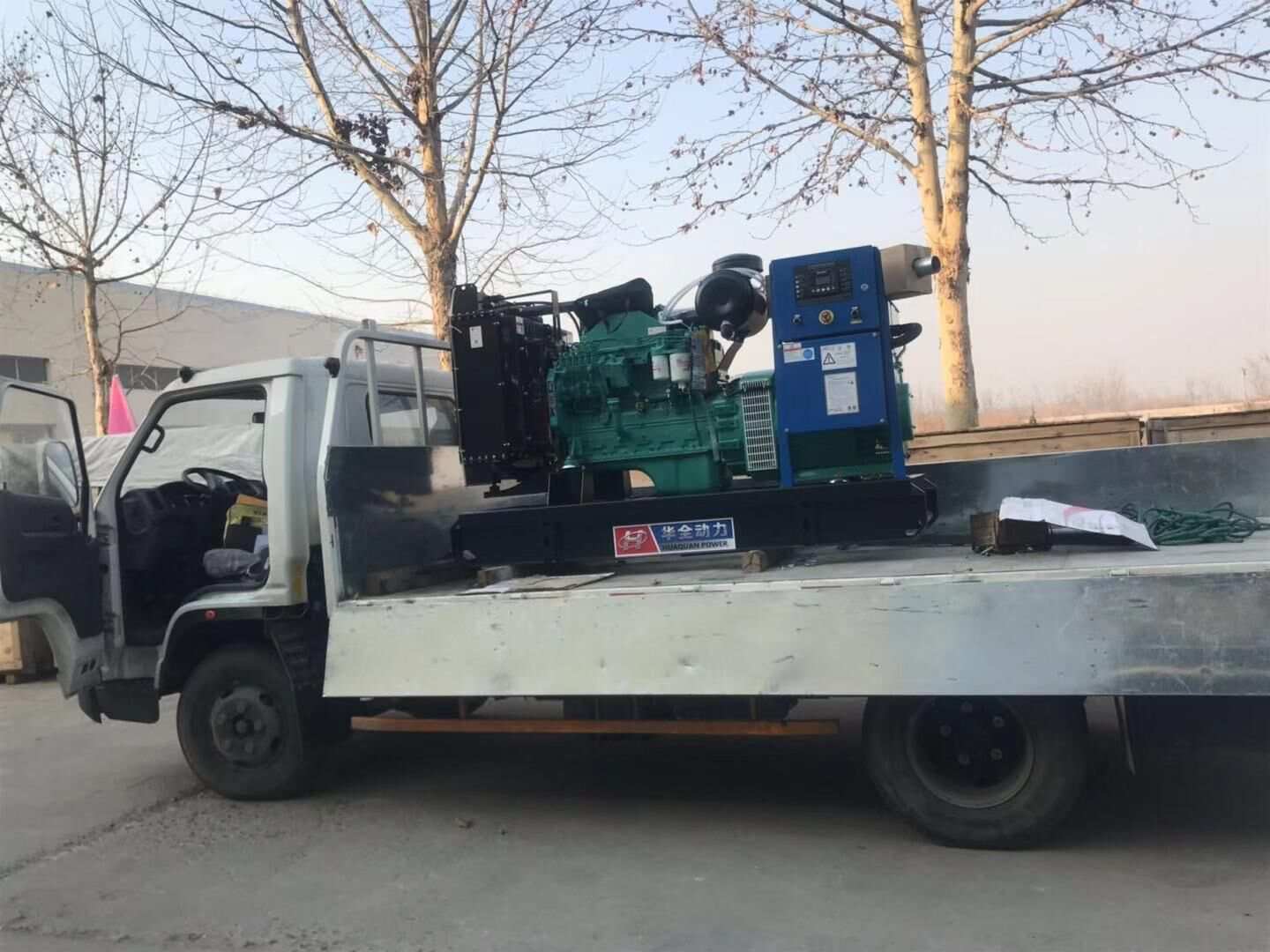 天氣雖然涼了，但是華全動(dòng)力發(fā)電機(jī)組的銷量卻依舊火熱，這不一臺50kw標(biāo)配柴油發(fā)電機(jī)組于12月3日順利發(fā)往江蘇省