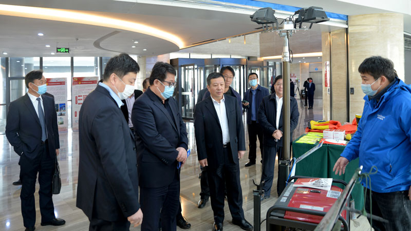 濰坊市領導蒞臨華全動力展位，詳細詢問公司發展情況、產品情況等