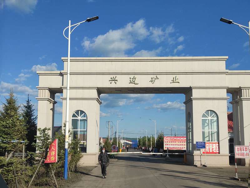 走進黑龍江某礦業(yè)公司，華全工作人員調試2400千瓦高壓并機發(fā)電機組